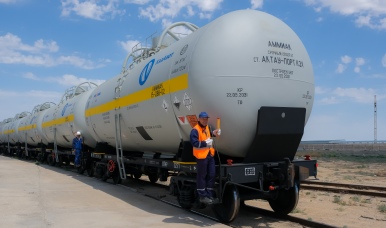 Новые вагоны-цистерны пополнили парк железнодорожных вагонов АО "КазАзот"