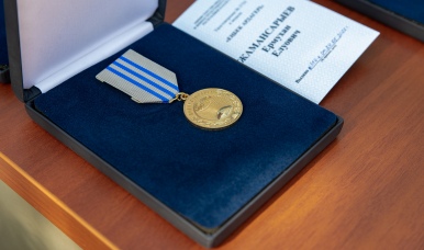 Ветеранов труда наградили в АО "КазАзот"